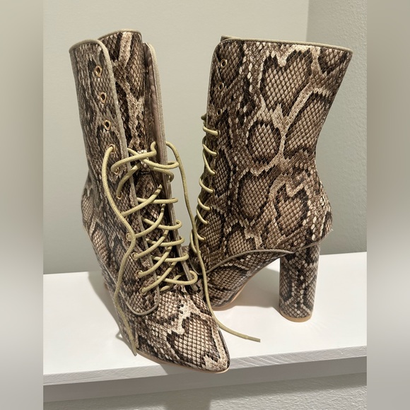 Snakeskin pattern boots. Size US 8.5. Brand new. - Picture 6 of 6